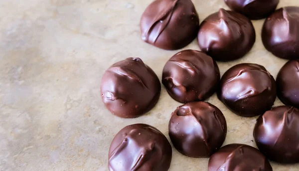 Dark chocolate macadamias banner.