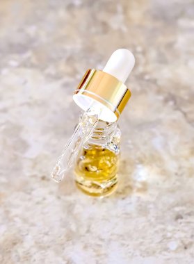 Boru ve bir şişe serum..