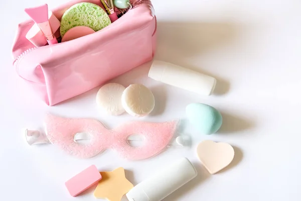 Pink cosmetic bag and beauty products. — Stock Photo, Image