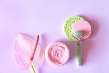 Leylak arka planında fırçalama, silme ve süngerler.