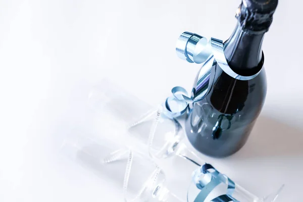 Flaska champagne och glas. — Stockfoto