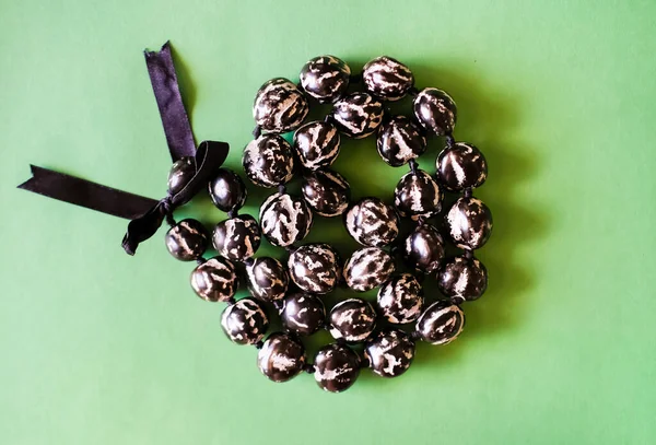 Kukui nut lei Hawai boyunları.