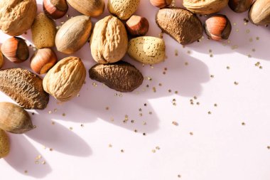 Noel süslemeleri ve fındıklar.