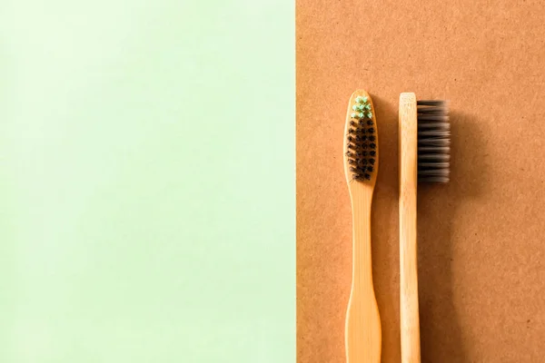 Cepillo de dientes de bambú natural . — Foto de Stock