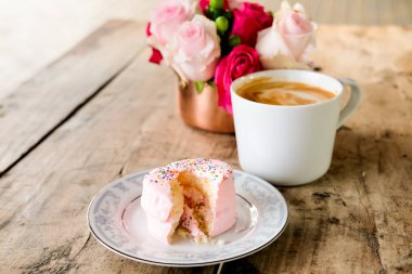 Bir fincan kahve, kek ve çiçek..