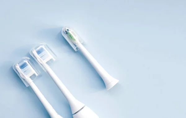 Ηλεκτρική οδοντόβουρτσα σε μπλε φόντο. — Φωτογραφία Αρχείου