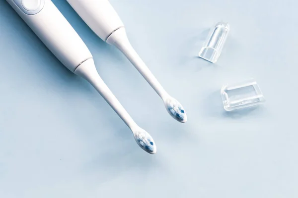 Електрична зубна щітка на синьому фоні . — стокове фото