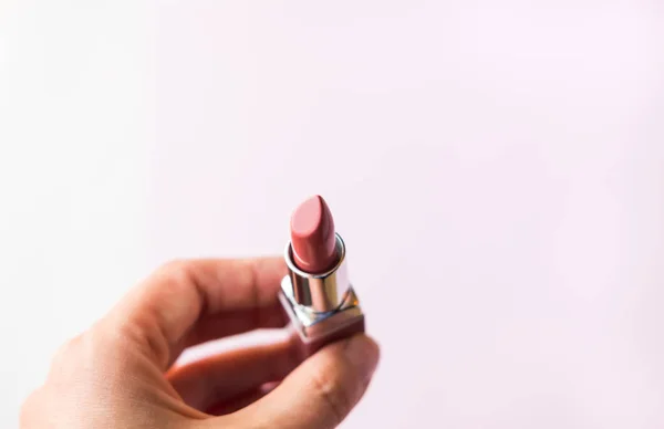 Lápiz labial en mano . — Foto de Stock