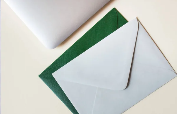 Colorful envelopes and laptop on table. — Stock Photo, Image