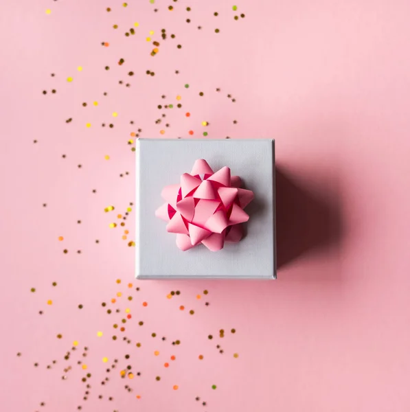 Caja de regalo sobre fondo rosa . — Foto de Stock