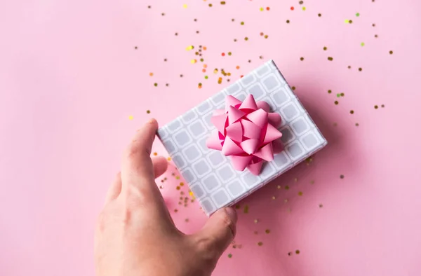 Scatola regalo su sfondo rosa. — Foto Stock