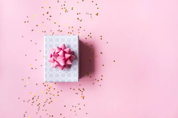 Scatola regalo su sfondo rosa. — Foto Stock