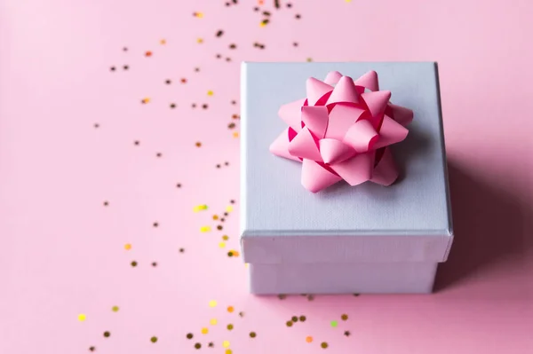 Подарочная коробка на розовом фоне. — стоковое фото