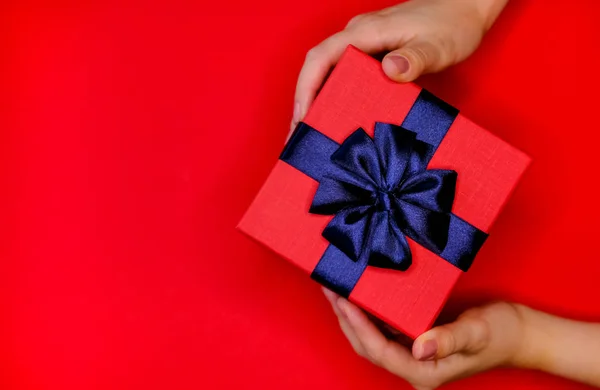 Caja de regalo roja . —  Fotos de Stock