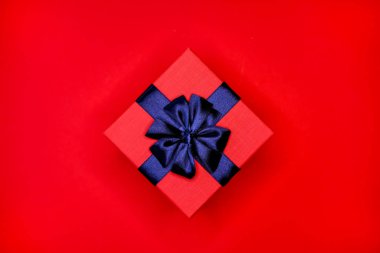 Kırmızı hediye kutusu. 