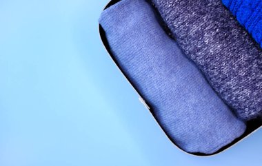 Mavi gradyan kıyafetler. 