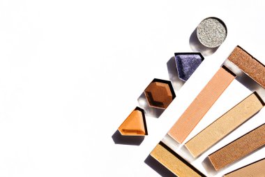 Göz farı, makyaj seti. Profesyonel çok renkli göz farı paleti. Beyaz arkaplanda profesyonel çok renkli makyaj.