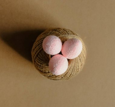 Yaratıcı Paskalya planı. Kraft kağıdı ve pembe pastel yumurtalar düz arkaplandaydı. Bahar tatili kavramı.