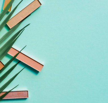 Göz farı, makyaj seti. Profesyonel çok renkli göz farı paleti. Nane yeşili arka planda profesyonel çok renkli makyaj.