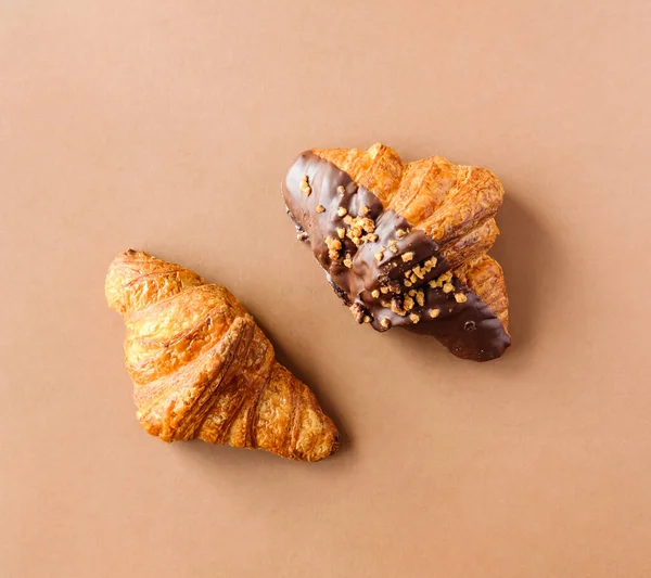 Κλασικά Και Σκούρα Κρουασάν Σοκολάτας Καφέ Φόντο Σχεδιασμός Γλυκών Τροφίμων — Φωτογραφία Αρχείου