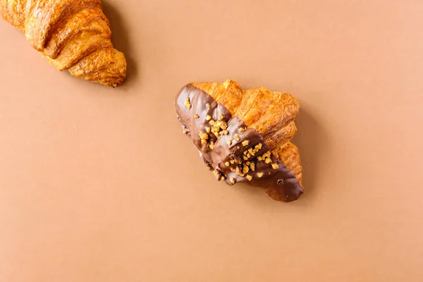 Κλασικά Και Σκούρα Κρουασάν Σοκολάτας Καφέ Φόντο Σχεδιασμός Γλυκών Τροφίμων — Φωτογραφία Αρχείου
