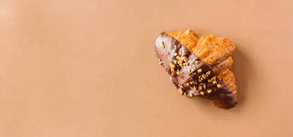 Croissant Clásico Chocolate Negro Sobre Fondo Marrón Banner Diseño Alimentos — Foto de Stock