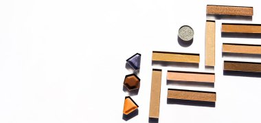 Göz farı, makyaj seti. Profesyonel çok renkli göz farı paleti. Beyaz arkaplanda profesyonel çok renkli makyaj.