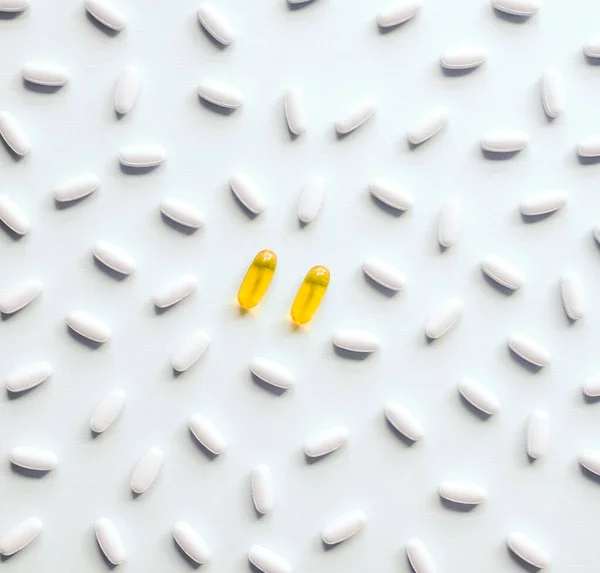黄色と白の薬の丸薬とカプセル — ストック写真