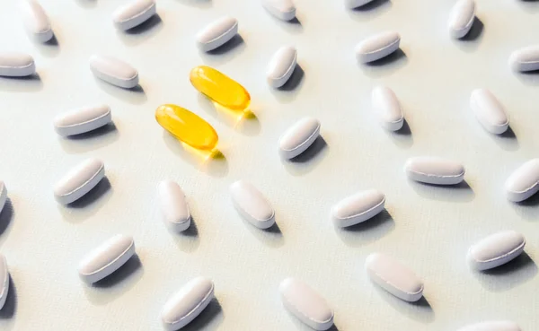 黄色と白の薬の丸薬とカプセル — ストック写真