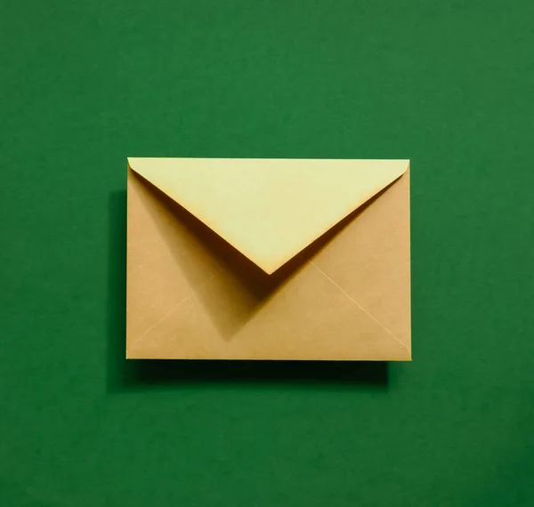 Envelope Papel Kraft Sobre Fundo Verde Escuro Conceito Mínimo Festivo — Fotografia de Stock