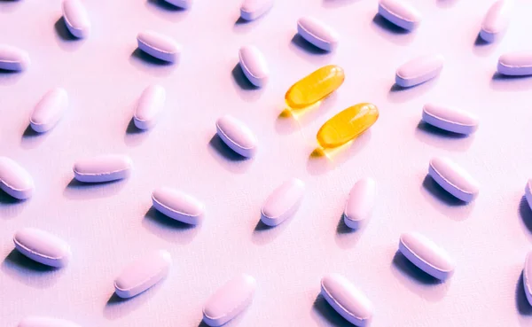 黄色と白の薬の丸薬とカプセルネオンピンクの背景 — ストック写真