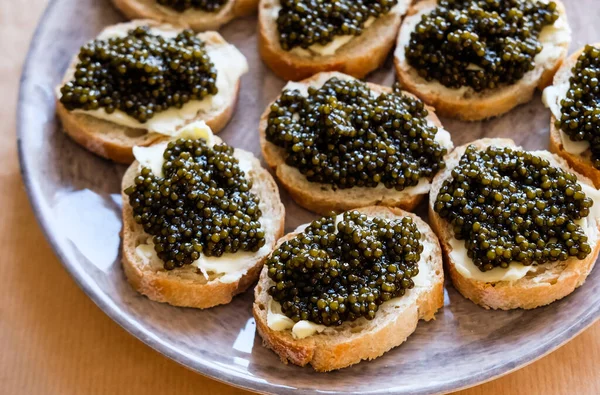 Esturión Natural Black Caviar Mantequilla Baguette Fresca Sandwiches Abiertos Plato —  Fotos de Stock