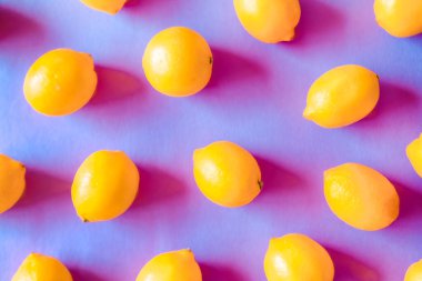 Mor arka planda sarı taze limon deseni. 