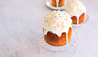 Paskalya pastası, beyaz krema, waffle ve pastel renkli şeker parçacıklarıyla süslenmiş geleneksel tatlı ekmek.. 