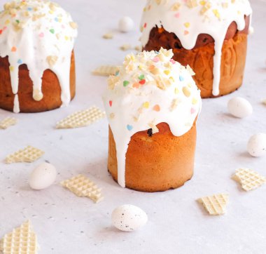 Paskalya pastası, beyaz krema, waffle ve pastel renkli şeker parçacıklarıyla süslenmiş geleneksel tatlı ekmek.. 