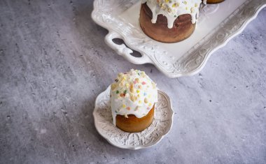 Paskalya pastası, beyaz krema, waffle ve pastel renkli şeker parçacıklarıyla süslenmiş geleneksel tatlı ekmek.. 