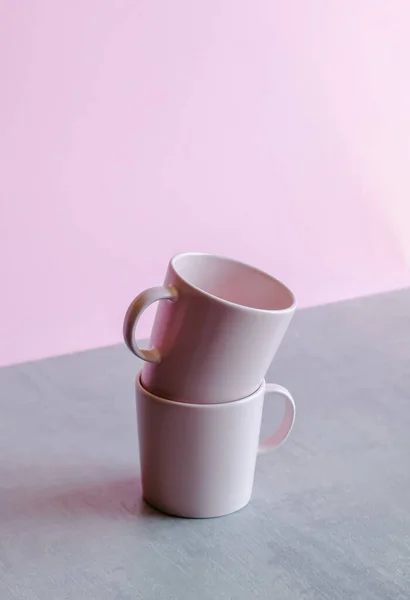 Дві Класичні Чашки Кави Або Чаю Сіро Рожевому Фоні Мінімальна — стокове фото