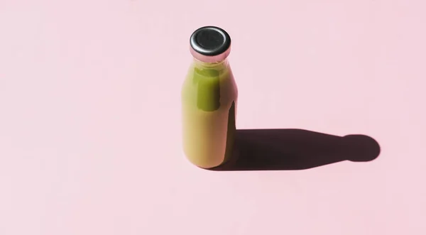 Botella Vidrio Con Jugo Desintoxicación Verde Sobre Fondo Rosa Concepto — Foto de Stock