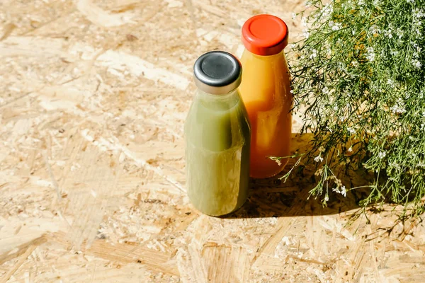 Скляні Пляшки Зеленими Апельсиновими Детоксикаційними Соками Дерев Яному Фоні Концепція — стокове фото