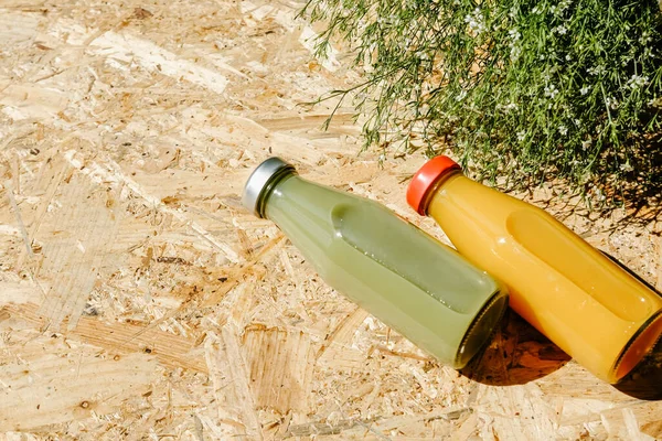Скляні Пляшки Зеленими Апельсиновими Детоксикаційними Соками Дерев Яному Фоні Концепція — стокове фото