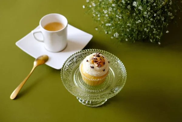 Ванільні Кекси Морозивом Вершків Білою Чашкою Кави Зеленому Фоні Концепція Стокове Зображення