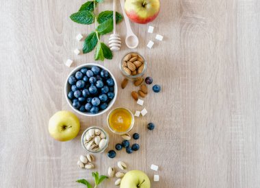 Farklı fındıklı, balı, agameli ve meyveli sağlıklı kahvaltı.. 