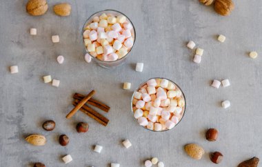 Çikolata ve sütlü mini marşmelov ve fındıklı gri arka plan. Bayram yemekleri konsepti.. 