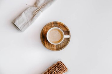 Beyaz arka planda bir fincan kahve ve çikolatalı waffle.. 