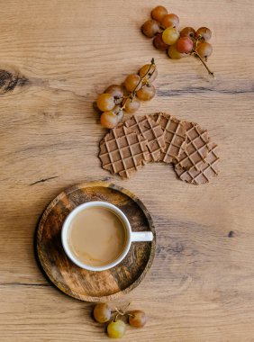 Muscat üzümlü sağlıklı atıştırmalıklar, ahşap arka planda waffle ile bal ve kahve.. 