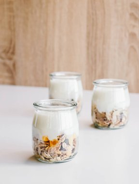 Kahveli sağlıklı kahvaltı, tahıllı ev yapımı yoğurt, bal ya da agave şurubu..