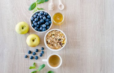 Farklı fındıklı, yaban mersinli, kahveli, balı, agulaklı ve elmalı sağlıklı kahvaltı seti.. 