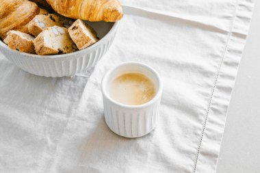 Kruvasan, bisküvi ve kahve..