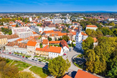 Hırvatistan, Sisak kasabası, eski kent merkezi ve katedral kulesinin panoramik manzarası