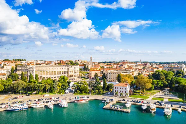 Hırvatistan, Istria, Pula kenti, antik Roma arenası, tarihi amfi tiyatro ve insansız hava aracı ve hava manzaralı gemilerle liman